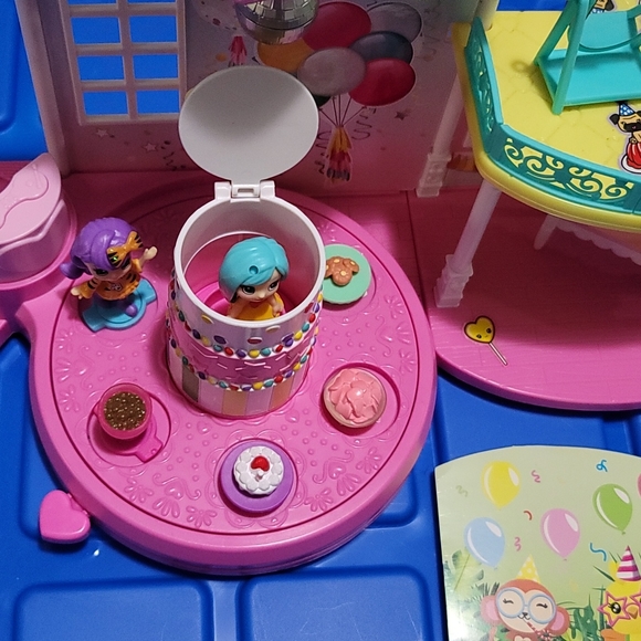 Kids figurine toys and play set poly pocket like but bigger like new - Picture 4 of 4